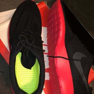 New Roshe run red siren size 13